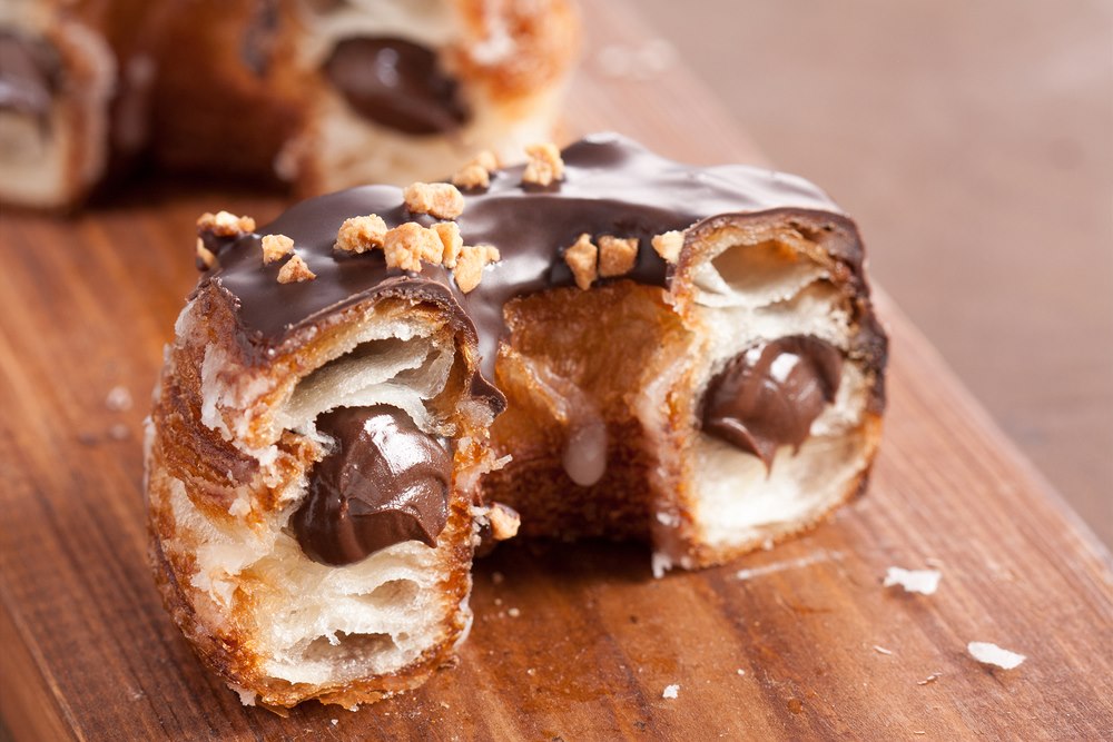 Cronut je k�í�enec croissantu s donutem.