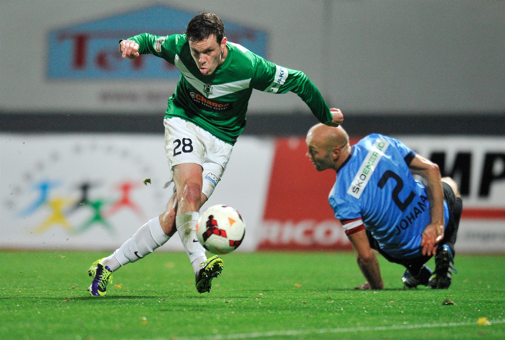 Baumit Jablonec - Mladá Boleslav. Jablonecký zálo�ník Ond�ej Van�k st�ílí první gól. Vpravo je obránce Boleslavi Petr Johana