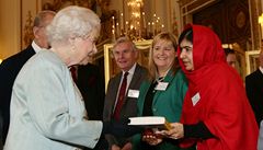 Malalaj pedává královn Albt svou autobiografii.