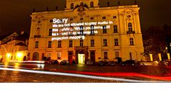 Svtelný text promítnutý na Arcibiskupský palác.