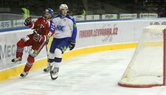 Lev Praha - Ni�n�kamsk. Michal �epík z HC Lev Praha (vlevo) se raduje z gólu, vpravo je Maxim Berezin z Ni�n�kamsku
