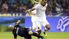 Fotbalista AS �ím Mehdi Benatia (vpravo) a Esteban Cambiasso z Interu Milán