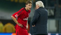Fotbalista Leverkusenu Stefan Kiessling (vlevo) a sportovní editel klubu Rudi...