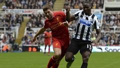 Fotbalista Liverpoolu Steven Gerrard (vlevo) a  Mapou Yanga-Mbiwa z Newcastlu