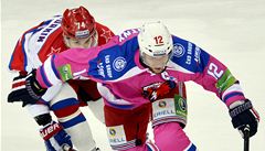 Lev Praha - CSKA Moskva. Nikolaj Prochorkin z CSKA (vlevo) a Ji�í Novotný ze Lva