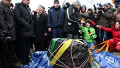 eljabinský meteorit. Rusm se podailo z jezera vylovit pltunový kus.