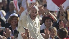 Radost ze setkáníi. Pape Frantiek na Svatopetrském námstí ve Vatikánu s vícími.