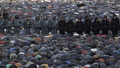 TIsíce muslim se modlí v Moskv u píleitosti svátku obti (kurban bajram). Steí je policisté