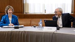 V úterý zaala v enev dvoudenní jednání o íránském jaderném programu. Na snímku je éfka evropské diplomacie Catherine Ashtonová s íránským ministrem zahranií Mohammaed Davádem Zarífem 
