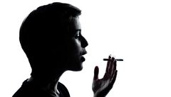 Kuřáků do 15 let ubývá. Tabákové firmy se od kouření dětí distancují