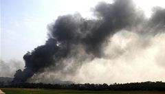 Kou valící se z vietnamské továrny na pyrotechniku.