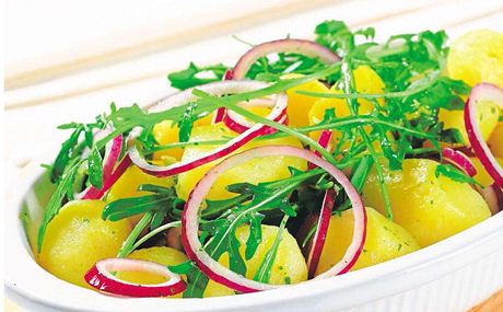 V eské kuchyni mají brambory nezastupitelné místo, pipravují se na mnoho zpsob. Lze z nich dlat tsto, kae i polévku, podávat je jako samostatný chod i pílohu. Velmi oblíbené jsou bramborové saláty v mnoha variantách. 
