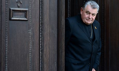Praský arcibiskup Dominik Duka odchází z jednání s premiérem Jiím Rusnokem.
