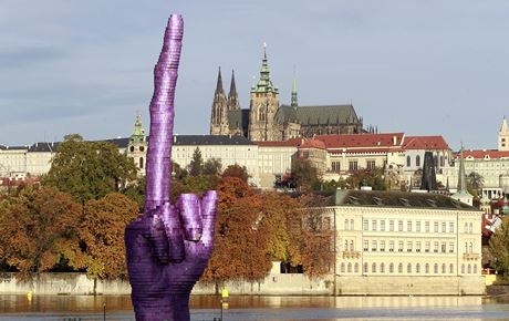 Desetimetrový fialový objekt na Vltav je dílem Davida erného.