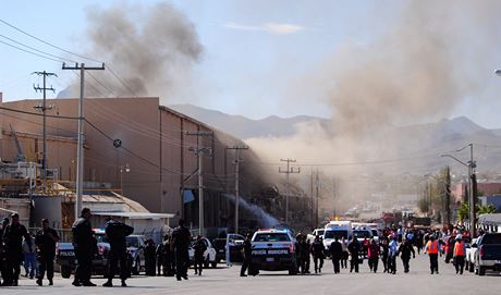 Policisté a záchranái zasahují ve mst Ciudad Juarez pi výbuchu v podniku na cukrovinky