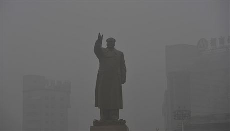 Severn nu zahalil smog. Na snmku socha Mao Ce-tunga ve mst en-jang v provincii Liao-ning