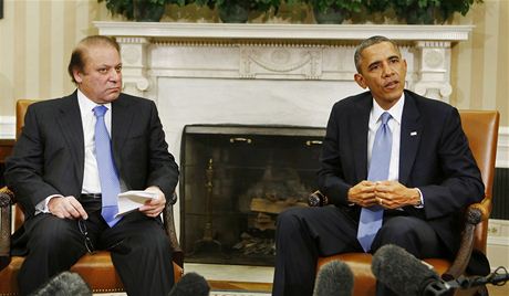 Pákistánský premiér Naváz aríf a americký prezident Barack Obama na schzce v Oválné pracovn Bílého domu