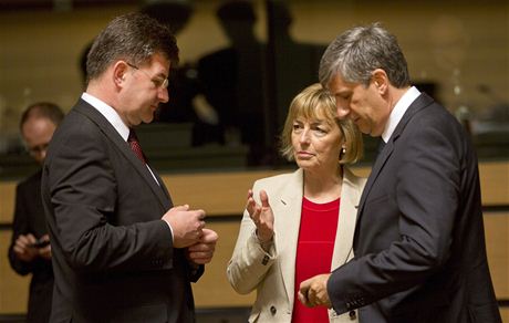 éfka chorvatské diplomacie Vesna Pusiová se svým slovenským protjkem Miroslavem Lajákem (vlevo) a rakouským ministrem zahranií Michaelem Spindeleggerem   
