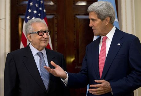 Zvlátní zmocnnec OSN a LIgy arabských stát Lachdar Brahímí (vlevo) s americkým ministrem zahranií Johnem Kerrym