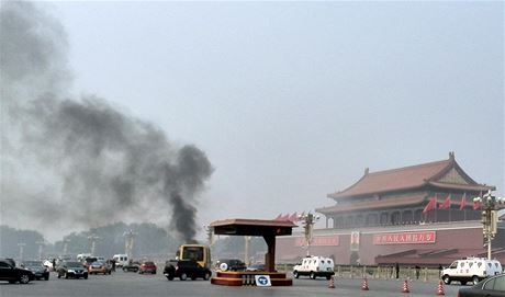 Útok na pekingském námstí Nebeského klidu. Zemelo pt lidí (vetn tí útoník), desítky byly zranny 