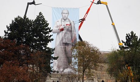 Plakát Putina na bývalém stalinov pomníku