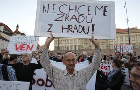 Nechceme zradu z Hradu, stálo na jednom z transparent píznivc Bohuslava Sobotky.
