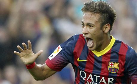 Neymar slaví gól do sít Realu.
