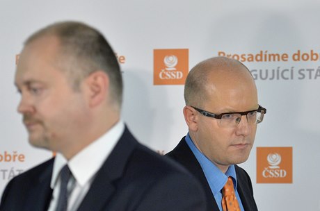 Předseda ČSSD Bohuslav Sobotka (na snímku se míjí s Michalem Haškem) na základě výzvy předsednictva 27. října po jednání grémia strany oznámil, že nerezignuje na funkci šéfa ČSSD.