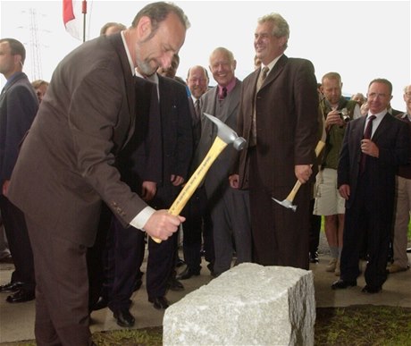 Na základní kámen dálnice poklepal v Ostrav-Svinov u 21. ervence 1999 tehdejí premiér Milo Zeman spolen s ministrem dopravy Jaromírem Schlingem.