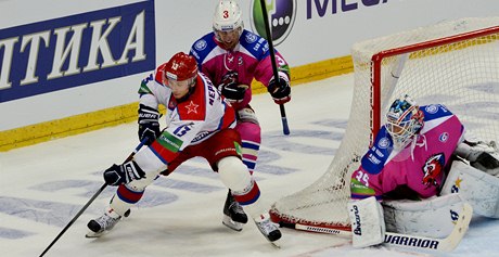 Lev Praha - CSKA Moskva. Zleva Ivan Nprjajev z CSKA, Topi Jaakola ze Lva a branká Lva Petri Vehanen