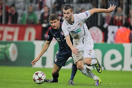 Fotbalista Plzn Radim ezník (vpravo) a Thomas Müller z Bayernu Mnichov