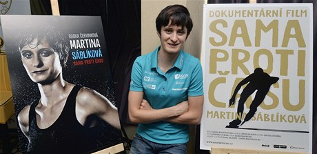 Rychlobruslařka Martina Sáblíková představila před olympijskou sezonou životopisnou knihu Radky Červinkové a film Davida Bonaventury Sama proti času