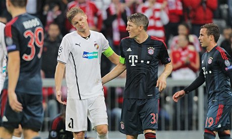 Fotbalista Plzně Václav Procházka (vlevo) a Bastian Schweisteiger z Bayernu Mnichov