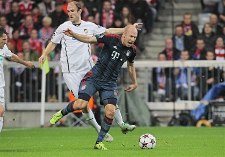 Fotbalista Plzně Roman Hubník (vlevo) a Arjen Robben z Bayernu Mnichov