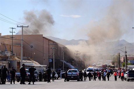 Policisté a záchranái zasahují ve mst Ciudad Juarez pi výbuchu v podniku na cukrovinky