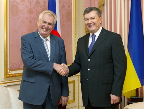 Milo Zeman si potásá rukou s ukrajinským prezidentem Viktorem Janukovyem. V Kyjev spolu hovoili pedevím o obchodních dohodách a evropské integraci 