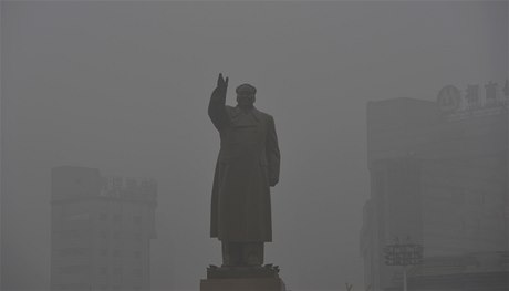 Severní ínu zahalil smog. Na snímku socha Mao Ce-tunga ve mst en-jang v provincii Liao-ning