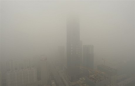 Smogová mlha ve mst en-jang v provincii Liao-ning 