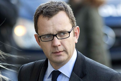 Andy Coulson, bývalý éfredaktor News of the World, pijídí k soudu