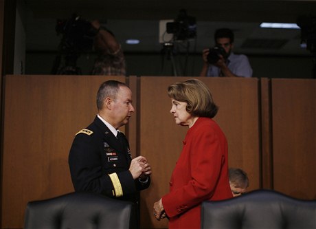 Dianne Feinsteinová, éfka senátního výboru pro kontrolu výzvdných slueb, s editelem NSA, generálem Keithem Alexanderem  