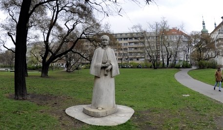 Pomník Elišky Krásnohorské na Karlově náměstí