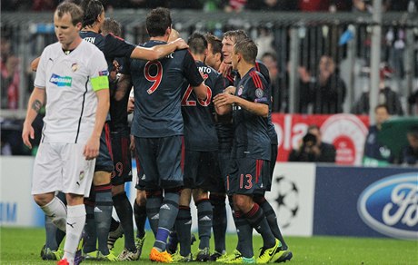 Hráči Bayernu slaví gól do sítě Plzně.