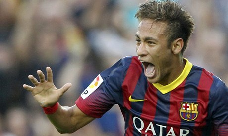 Neymar slaví gól do sít Realu.