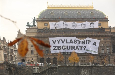 Na Národním divadle se ráno objevil tyicetimetrový transparent Greenpeace.