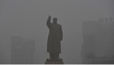 Severn nu zahalil smog. Na snmku socha Mao Ce-tunga ve mst en-jang v provincii Liao-ning