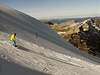 Podzimní lyování na sjezdovce ve výcarských Alpách.