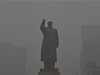 Severní ínu zahalil smog. Na snímku socha Mao Ce-tunga ve mst en-jang v provincii Liao-ning
