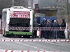 Ruské bezpenostní jednotky zkoumají vrak autobusu, jeho pasaéi se v pondlí stali obtí sebevraedného teroristického útoku