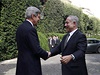 Kerry a Netanjahu se vítají ped ímskou Vilou Tavernou