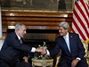 Úsmv pro fotografy. Jednání Kerryho a Netanjahua vak mlo k idyle daleko: ani po sedmi hodinách se názory USA a Izraele na íránský jaderný program nesblíily